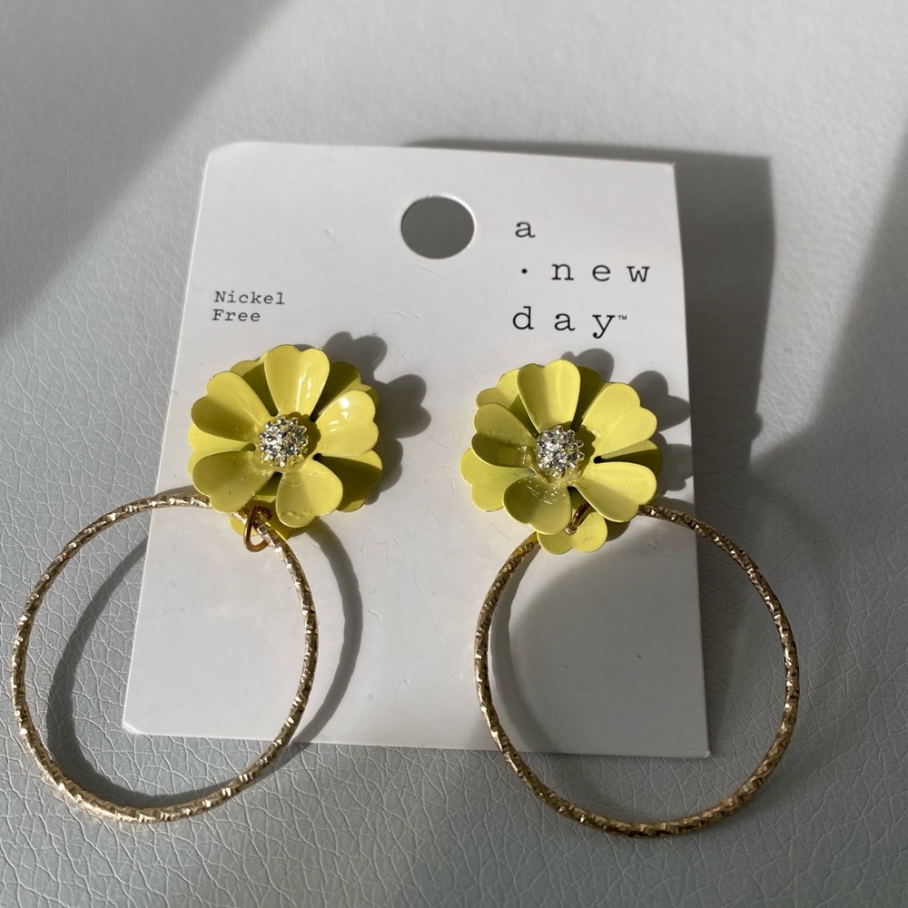 A NEW DAY earrings with yellow floral and hoop design 🌼⭐️🟡 - Picture 3 of 5